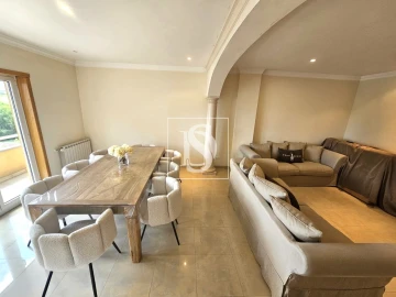 Apartamento T4 para Venda em Sé, Santa Maria e Meixedo