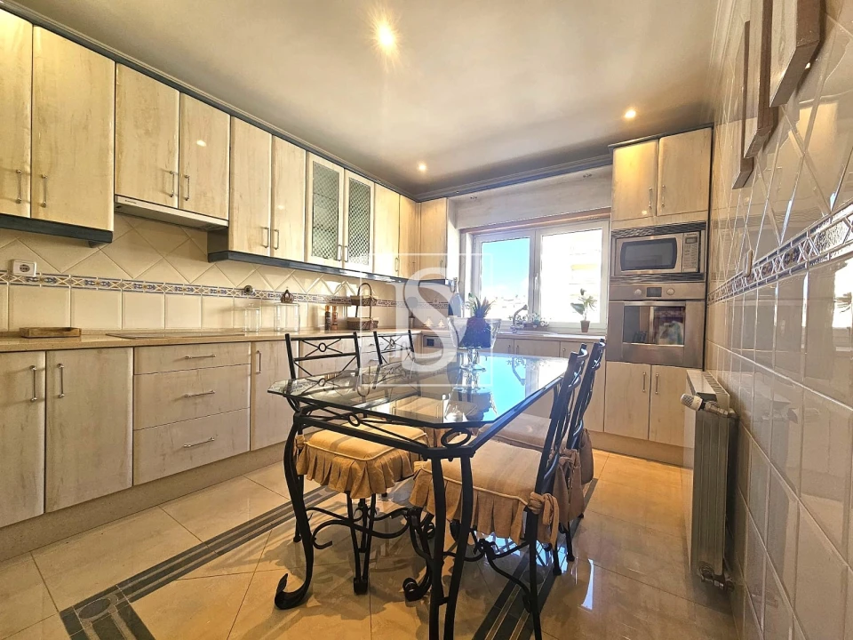 Apartamento T4 para Venda em Sé, Santa Maria e Meixedo Foto 1