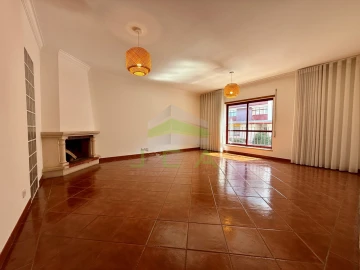 Apartamento T3 para Arrendamento em Marrazes e Barosa