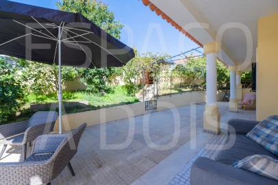 Moradia T7 para Venda em Algueirão-Mem Martins