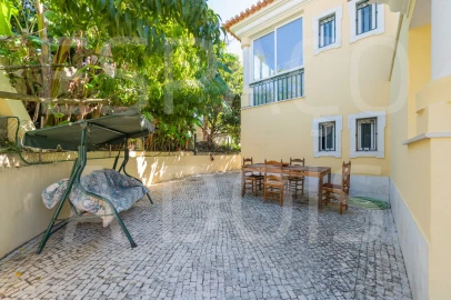 Moradia T7 para Venda em Algueirão-Mem Martins