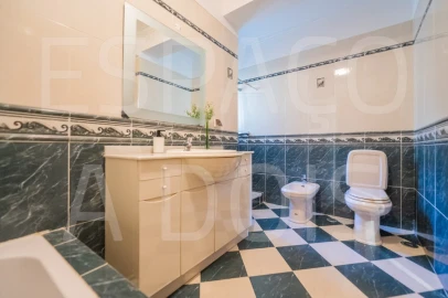 Moradia T7 para Venda em Algueirão-Mem Martins