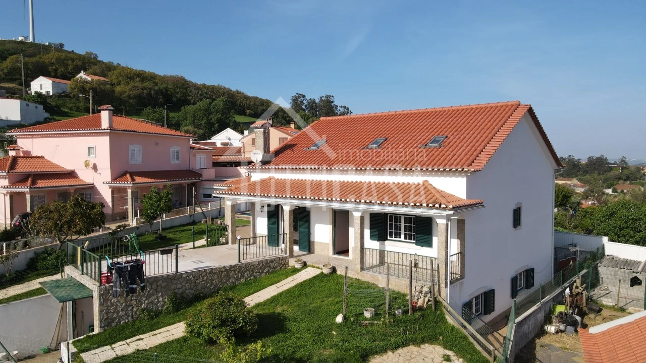 Moradia T3 para Venda em Venda do Pinheiro e Santo Estêvão das Galés Foto 1