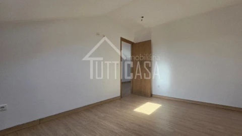 Moradia T3 para Venda em Venda do Pinheiro e Santo Estêvão das Galés
