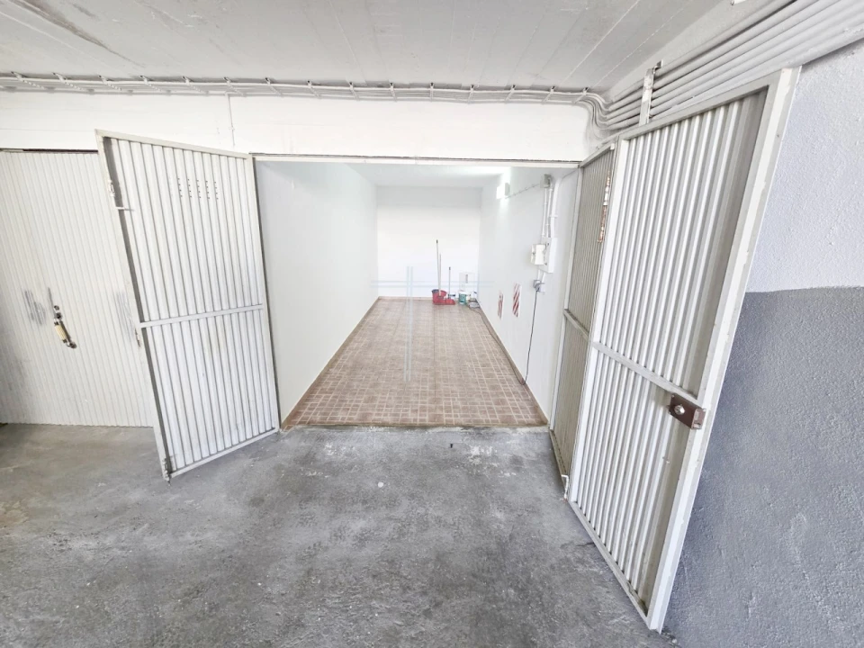Garagem para Venda em Charneca de Caparica e Sobreda Foto 1
