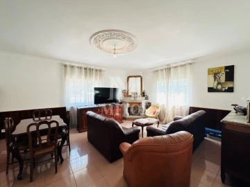 Moradia T4 para Venda em Mujães