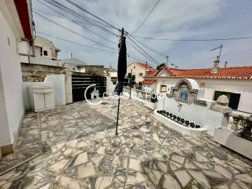 Moradia T1 para Arrendamento em Charneca de Caparica e Sobreda