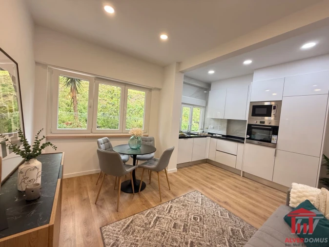 Apartamento T2 para Venda em Benfica Foto 2