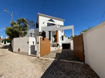Moradia T4 para Venda em São Domingos de Rana