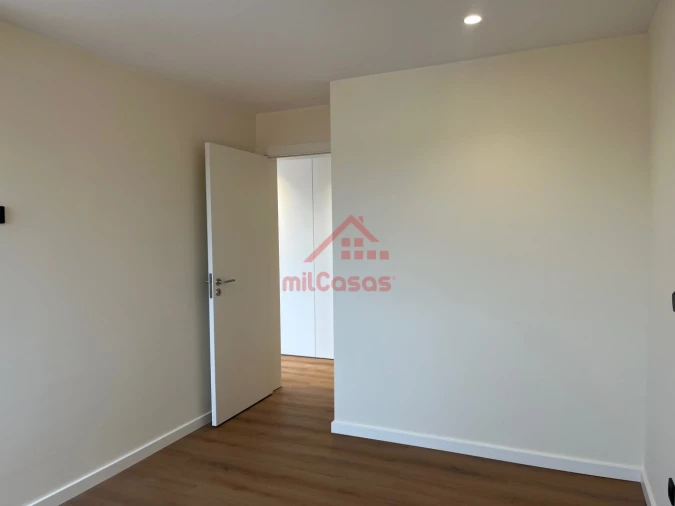 Apartamento T1 para Arrendamento em Santa Maria, São Pedro e Matacães Foto 17