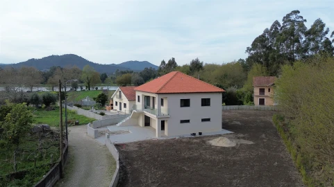 Moradia T4 para Venda em Subportela, Deocriste e Portela Susã