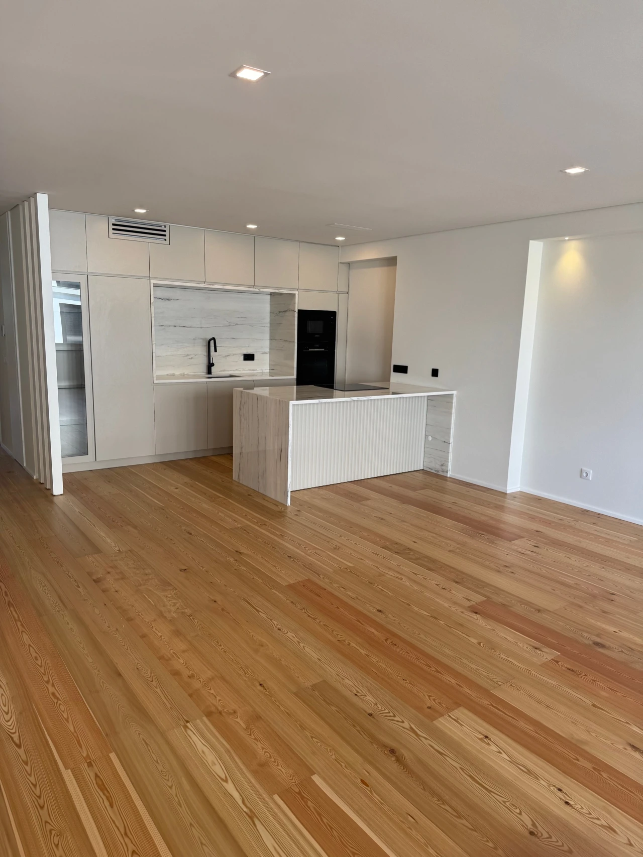 Apartamento T2 para Venda em Creixomil Foto 1