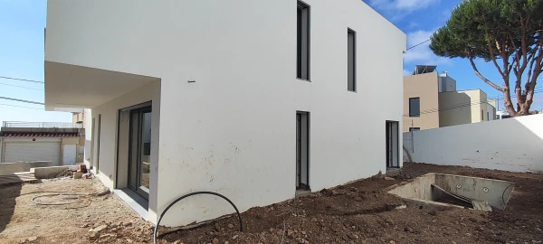 Moradia T5 para Venda em Pontinha e Famões