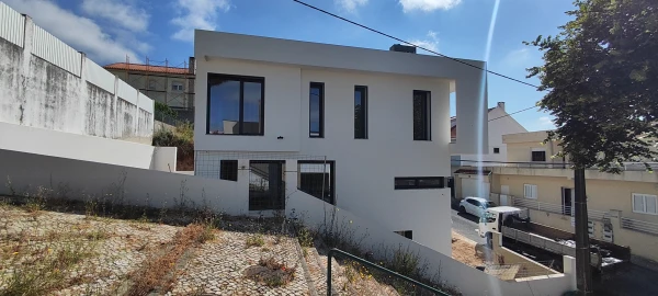 Moradia T5 para Venda em Pontinha e Famões