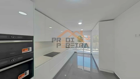 Moradia T4 para Venda em Ramada e Caneças