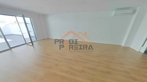 Moradia T4 para Venda em Ramada e Caneças