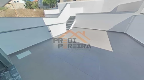 Moradia T4 para Venda em Ramada e Caneças