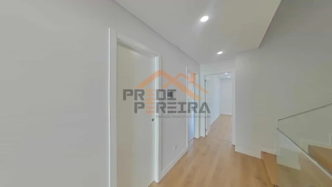 Moradia T4 para Venda em Ramada e Caneças