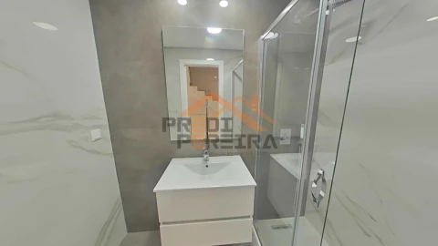 Moradia T4 para Venda em Ramada e Caneças