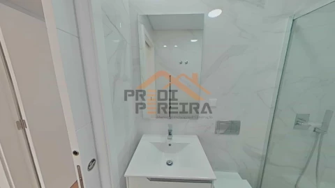Moradia T4 para Venda em Ramada e Caneças