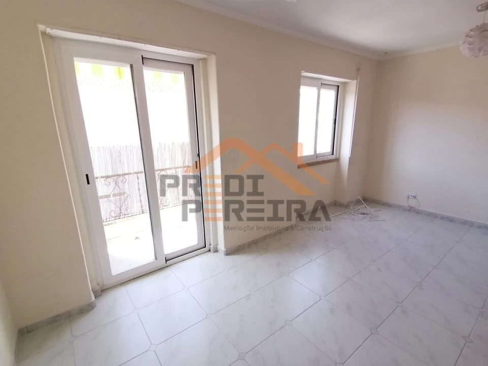 Apartamento T2 para Arrendamento em Pontinha e Famões Foto 3
