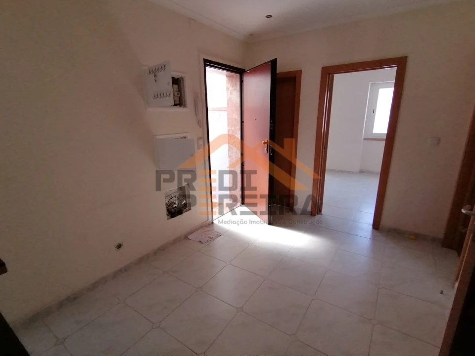 Apartamento T2 para Arrendamento em Pontinha e Famões Foto 5