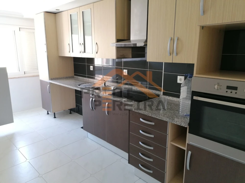 Apartamento T2 para Arrendamento em Pontinha e Famões Foto 10
