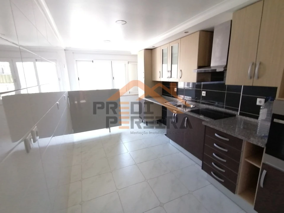 Apartamento T2 para Arrendamento em Pontinha e Famões Foto 11