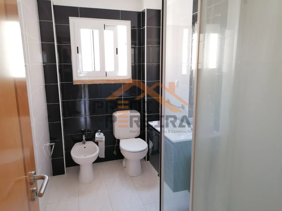 Apartamento T2 para Arrendamento em Pontinha e Famões Foto 16