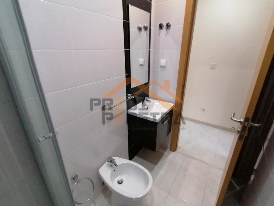 Apartamento T2 para Arrendamento em Pontinha e Famões Foto 17