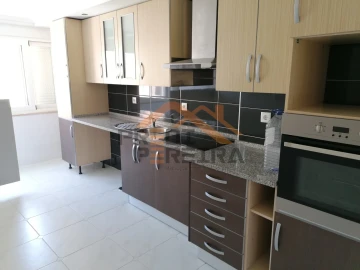Apartamento T2 para Arrendamento em Pontinha e Famões