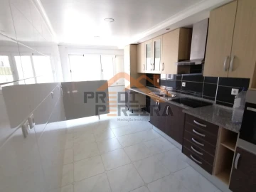 Apartamento T2 para Arrendamento em Pontinha e Famões