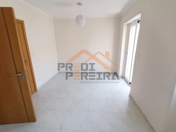Apartamento T2 para Arrendamento em Pontinha e Famões