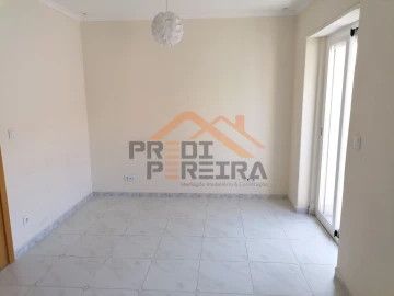 Apartamento T2 para Arrendamento em Pontinha e Famões