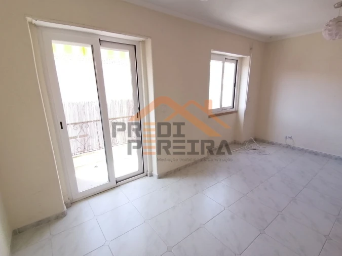 Apartamento T2 para Arrendamento em Pontinha e Famões Foto 3