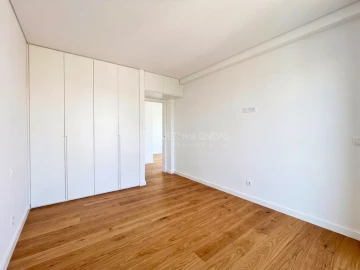 Moradia T4 para Venda em Charneca de Caparica e Sobreda