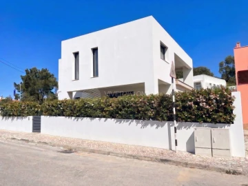 Moradia T4 para Venda em Charneca de Caparica e Sobreda