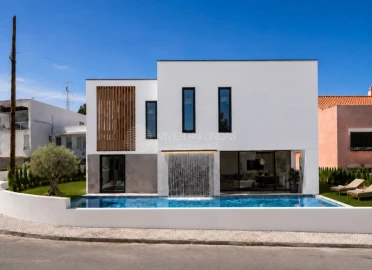 Moradia T4 para Venda em Charneca de Caparica e Sobreda