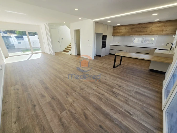 Moradia T5 para Venda em Santa Iria de Azoia, São João da Talha e Bobadela Foto 2