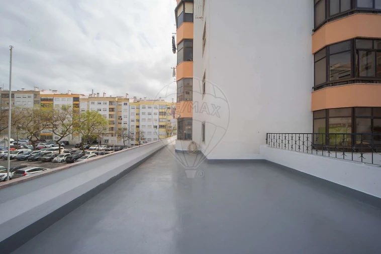 Apartamento T3 para Venda em Massamá e Monte Abraão Foto 35