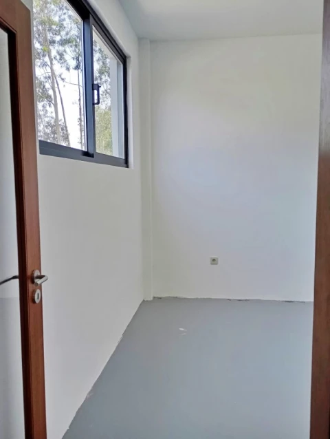 Armazém para Arrendamento em Modivas