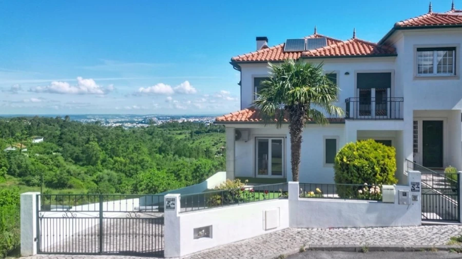 Moradia T4 para Venda em Eiras e São Paulo de Frades