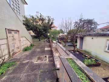 Moradia T12 para Arrendamento em Algés, Linda-A-Velha e Cruz Quebrada-Dafundo