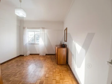 Apartamento T2 para Venda em Ramada e Caneças