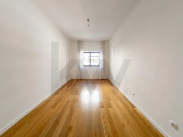 Apartamento T4 para Arrendamento em Lumiar