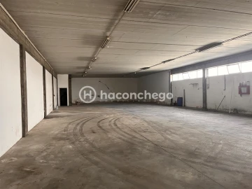 Armazém para Arrendamento em Manhente