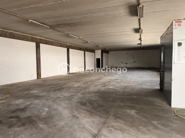 Armazém para Arrendamento em Manhente