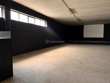 Armazém para Arrendamento em Manhente