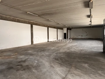 Armazém para Arrendamento em Manhente