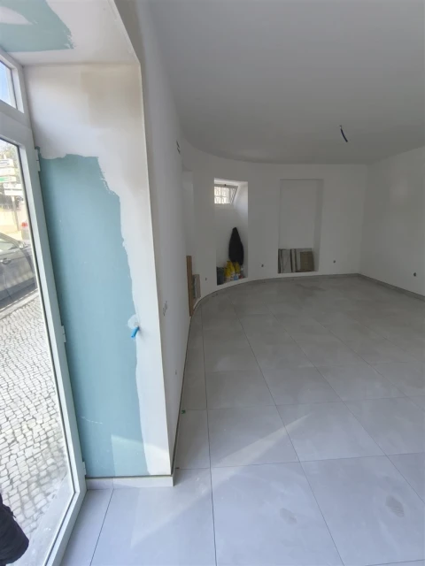 Loja para Arrendamento em Santo Antonio dos Olivais